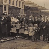 De eerste steenlegging voor het nieuwe gebouw van de Christelijke School Nijkerkerveen door dominee Melle op 17 juli 1923. © Archief Museum Nijkerk