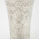 Gildebeker van zilver, op ronde voet, met rijke graveringen, voor Schipluidengilde te Elburg, door Alger Mensa, 1724. © Museum Elburg