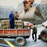 Transport van de Godenpijler, Museum Kamstraat, 1980. ©