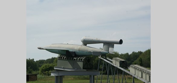 De V1’s, kleine onbemande vliegtuigen met straalmotoren, ook wel ‘vliegende bommen genoemd, richten veel schade aan.