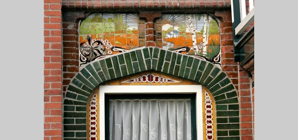 Detail van woning aan de Kattenburg met tableau uit de fabriek van Dericks en Geldens