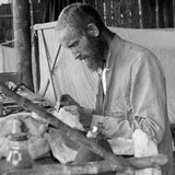 Van Heurn preparerend in zijn laboratorium in het Praauwenbivak tijdens Mamberamo expeditie (1920-1921) © Collectie Nationaal Museum van Wereldculturen CC-BY 4.0