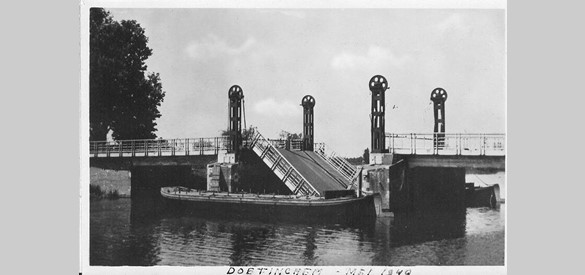 Opgeblazen IJsselbrug in mei 1940
