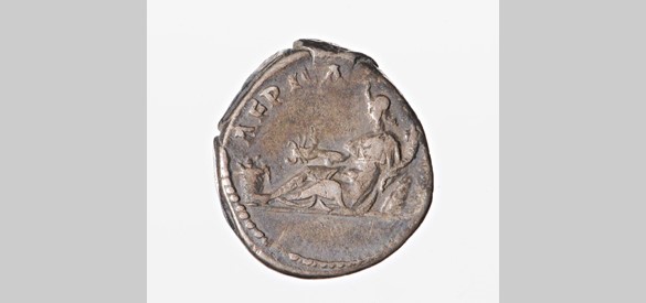 Munt gevonden bij Ford Vechten, Bunnik. Aan de ene kant Hadrianus, aan de andere kant AFRICA, en een vrouw met op haar hoofd (deel van) een olifantenscalp. Met dank aan Louis Swinkels. (1)