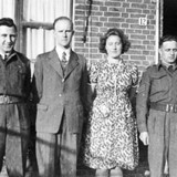 De ouders van Ab de Haas met Canadese bevrijders in Ede (1945) © Ab de Haas CC BY NC
