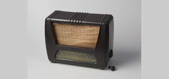 Een bakelieten radio uit 1939/1940, gemaakt door Tesla in Tsjechoslowakije
