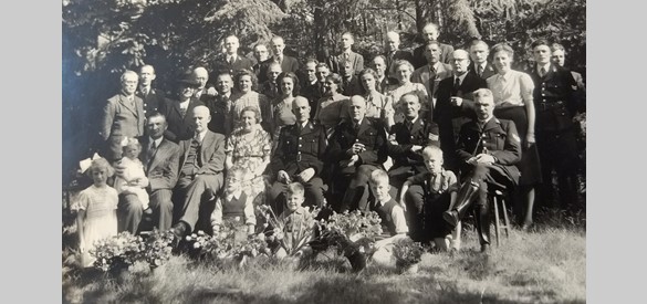 Foto ter gelegenheid van het 45 jarig ambtsjubileum (1948) van mijn opa. Op de eerste rij mijn oma (3e van links) en opa (4e van links)