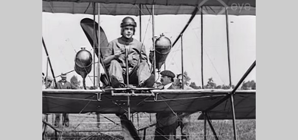 Clément van Maasdijk aan de start van de vliegtuigshow in Heerenveen in 1910.