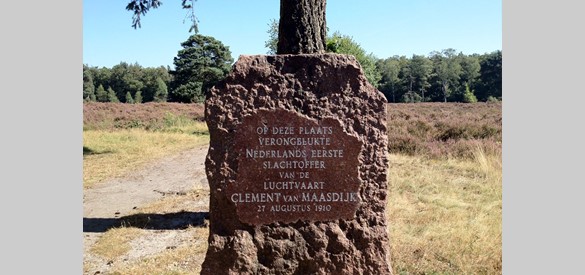 Gedenksteen voor Clément van Maasdijk op de heide in Schaarsbergen