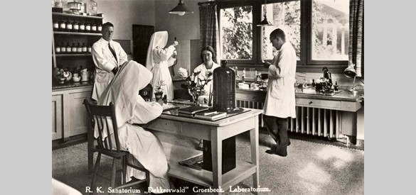 Medisch personeel in het laboratorium van Dekkerswald. In katholieke ziekenhuizen en andere instellingen waren tot de zestiger jaren veel nonnen en broeders actief.