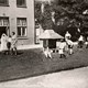 Speeluurtje voor kinderen met een longziekte in sanatorium Dekkerswald. © Collectie G.G. Driessen, CC-BY-NC