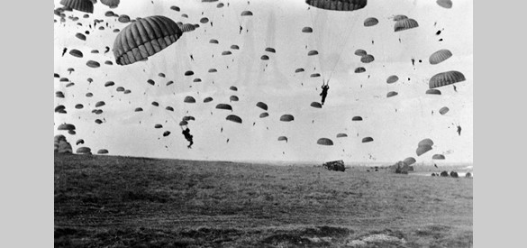 Landing van Amerikaanse parachutisten ter hoogte van de Wylerbaan, de Kamp en de Derdebaan.