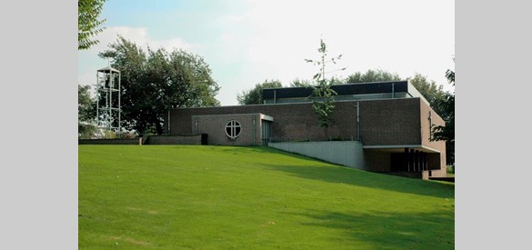 De in 2002 gesloten kerk van de H. Gerardus Majella in de wijk Stekkenberg (1968).