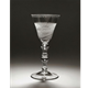Kelkglas met voet, tekst: ‘HET WELVAAREN VAN DE PLANTAGIE KLEINSLUST’ © Museum Arnhem