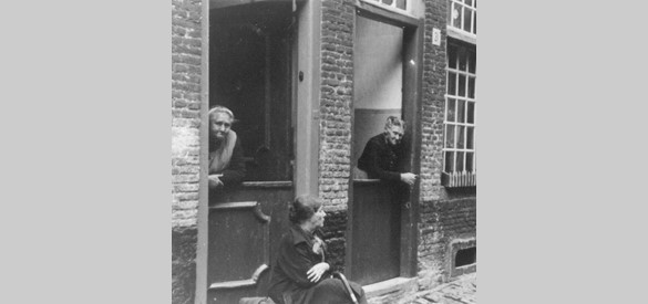 Een drietal bewoners voor hun woningen in de Ottengas, ca. 1930/1935