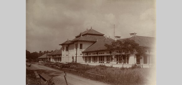 De School tot Opleiding van Inlandsche Artsen (STOVIA) in Batavia (nu: Jakarta).
