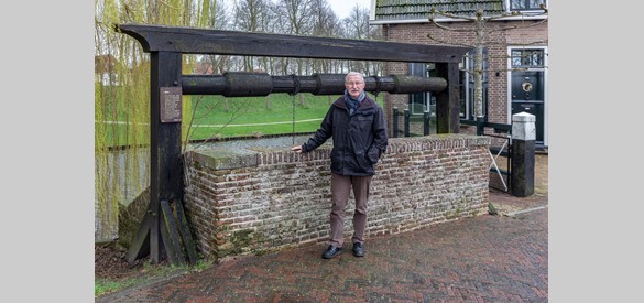 Jan Koornberg bij de De sluis in Elburg, deze maakte deel uit van de verdedigingswerken. Hiermee kon de waterstand in de gracht geregeld worden