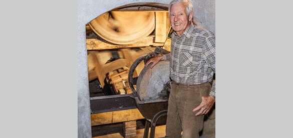 Gerrit Goedhart bij het raderwerk van de molen