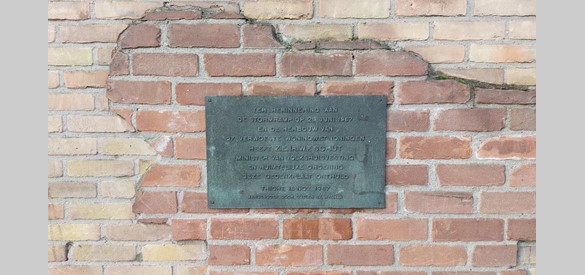 Een plaquette ter herinnering aan het woonhuis Raamweg 41