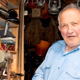 Arie van Wagensveld bij zijn museum © Marianne Jans