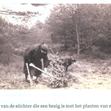 De moeder van de stichter die bezig is met het planten van een boom © Met dank aan Gerrit de Graaff