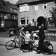 Van Goghstraat in Arnhem, 1941. In de twintigste eeuw deed de fiets als vervoersmiddel zijn intrede. © Gelders Archief