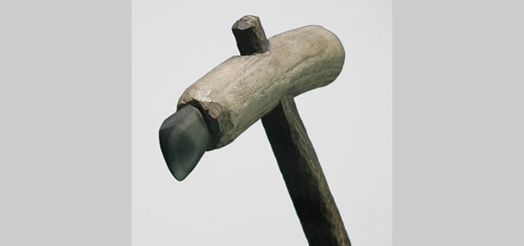 Prehistorische stenen bijl in een vatting van hertshoorn van ongeveer 5000 tot 2000 v. Chr., uit de Waal bij Nijmegen.