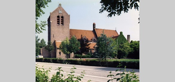 Kerk in Haalderen uit 1929. Opmerkelijk gebouw door baksteenarchitectuur.