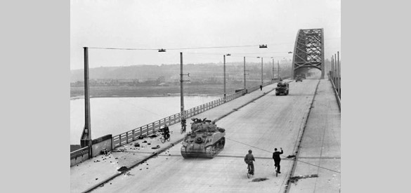 Geallieerde tanks steken de Waalbrug bij Nijmegen over.