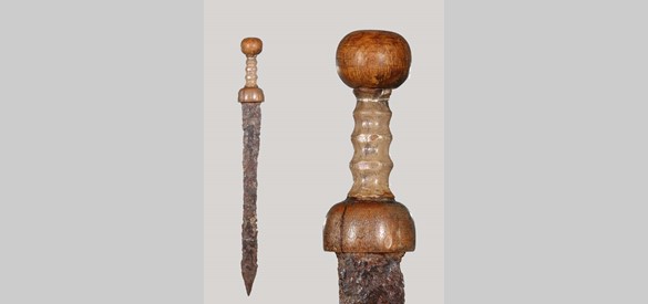IJzeren zwaard (een gladius) waarvan het ronde gevest en de greep van ivoor zijn.
