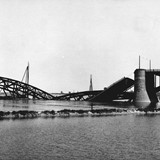 Vernielde Waalbrug bij Nijmegen. De Waalbrug werd op 10 Mei 1940 opgeblazen vlak voor Duitse troepen de brug konden bereiken. © Beeldbank Rijkswaterstaat