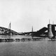 Vernielde Waalbrug bij Nijmegen. De Waalbrug werd op 10 Mei 1940 opgeblazen vlak voor Duitse troepen de brug konden bereiken. © Beeldbank Rijkswaterstaat