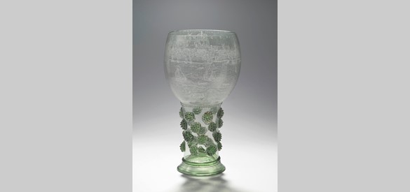 Vanaf 1500 ontstond in Duitsland de roemer, een wijnglas waaruit vaak witte Rijnwijn werd gedronken. In het glas van deze roemer is een gezicht op Nijmegen gegraveerd.