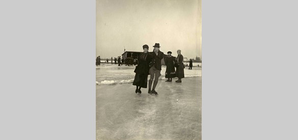 In de winter, als de uiterwaarden onder water staan, is de Waal een ideale schaatsbaan, zoals te zien is op deze foto van de Nijmeegse IJsclub uit 1919.