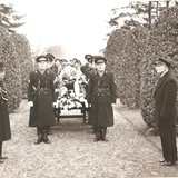 Begrafenis van de dorpsagent, gedragen door collega’s in uniform.