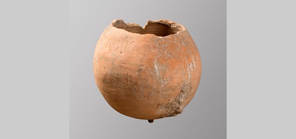 Deze amfoor is ooit van de Romeinse ruiter Sextius Basus geweest. in dergelijke kruiken olijfolie werd uit Spanje aangevoerd, waarna ze werden hergebruikt als watertank of urinevat.