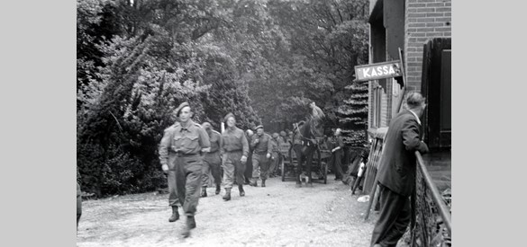 Soldaten verlaten Burgers' Dierenpark, 1945