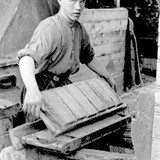 Jonge arbeider in een steenbakkerij in Gelderland, jaren dertig © Nationaal Archief CC0