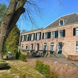 Gemeentehuis Rozendaal in 2013 © via Wikimedia, Henk Monster CC-BY 3.0