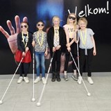 Basisschoolkinderen met taststok