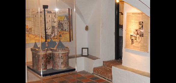 Het model van kasteel de Dikke Tinne in de archeologiekelder van het museum