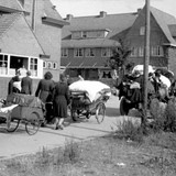 Evacuerende burgers op de Beethovenlaan in Arnhem © Gelders Archief cc-by