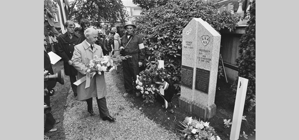 Onthulling van de gedenksteen voor verzetshelden Hannie Schaft en Jan Bonekamp (Zaanstad, 1980)