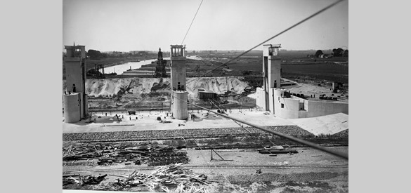 De stuw bij Lith in aanbouw in 1936.
