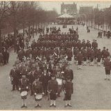 Optocht, 1901: Foto’s werden genomen ter ere van de onthulling van “De Naald”, een cadeau van de inwoners van Apeldoorn aan het bruidspaar Koningin Wilhelmina en Prins Hendrik. © Koninklijke Stedelijke Harmonie Apeldoorn CC0