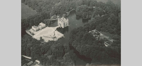 Luchtfoto van kasteel en park Biljoen, circa 1924. Het trekpontje ligt afgemeerd bij de keermuur van het voorplein. Aan de overzijde van het water is de grote moestuin duidelijk zichtbaar.