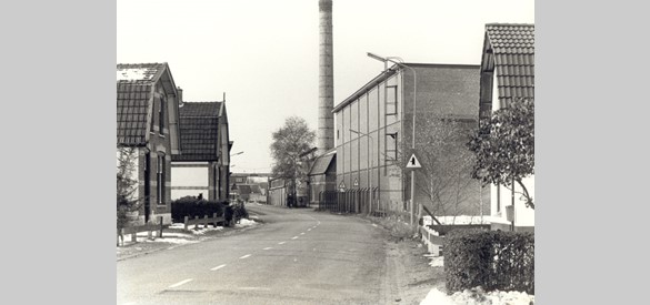 Rechts de NedCos-fabriek
