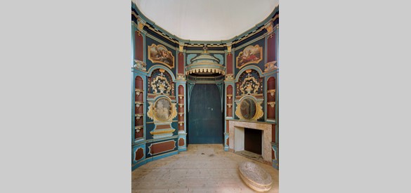 Interieur van de theekoepel met interieurdecoratie naar ontwerp van Daniel Marot uit 1727. Foto na restauratie.