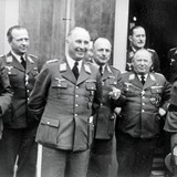 Luftwaffe officieren. Midden Von Döring, rechts daarnaast Von Scheve, uiterst rechts M. Riegel. Op of bij het Vliegveld Deelen te Arnhem, 1941-1944. © Gelders Archief
