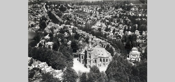 Luchtopname van de omgeving van de Grote Kerk met geheel boven het toen nog landelijke Kerschoten, foto uit 1924